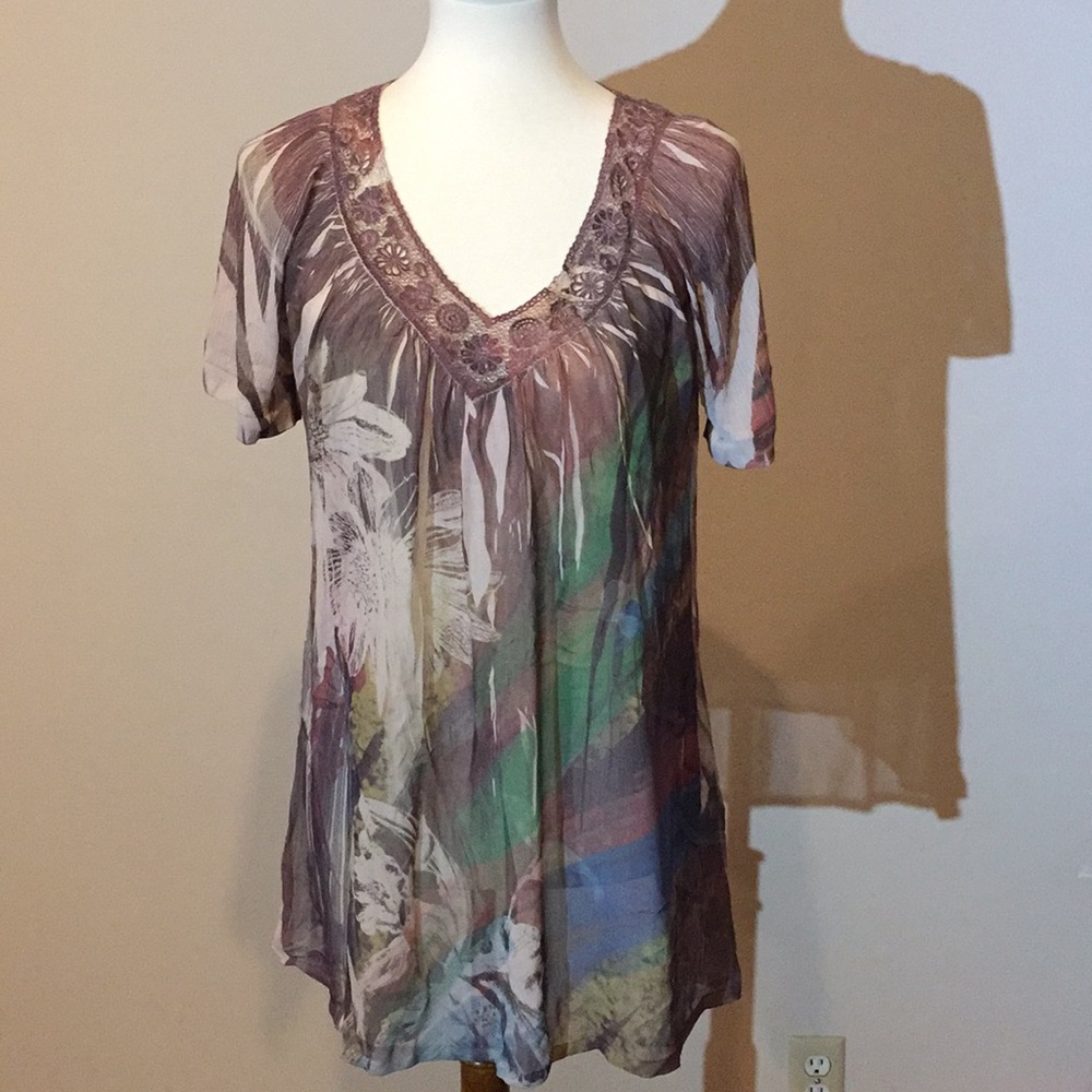Blouse Lace V Neck a Forgiving Flowy Fit Size S